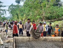 Bhabinkamtibmas Polsek Moyo Hulu Gotong Royong Perbaiki Jembatan Penghubung Desa Sempe