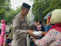Humas Polres Dompu Bagikan Takjil, Wujud Kepedulian di Bulan Suci
