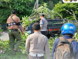 Respon Cepat, Personel Pospam Amahami Tangani Kecelakaan Tunggal di Pantai Lawata
