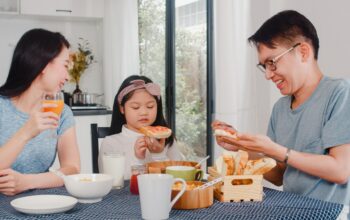 Mitos atau Fakta? Makan Bersama Bisa Cegah Anak Jadi Nakal