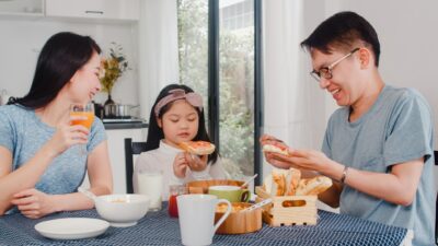 Mitos atau Fakta? Makan Bersama Bisa Cegah Anak Jadi Nakal