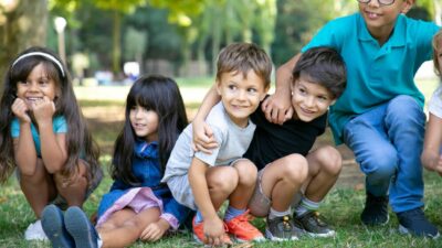Bukannya Bangga, Pujian Orang Tua Ini Bikin Anak Malu