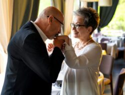 Pernikahan di Usia 50, Bahagia atau Justru Beban?