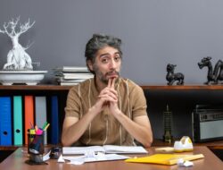 Kenapa Orang Cerdas Sering Dianggap Aneh? Ini 7 Alasannya!