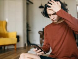 Doomscrolling: Kecanduan Berita Buruk, Otak Terancam!