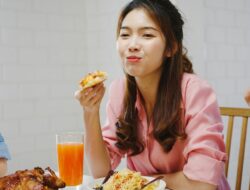 Kamu Makan Karena Lapar atau Stres? Awas Emotional Eating!