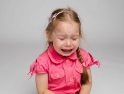 Stop Bilang ‘Jangan Nangis’! Cara Benar Bantu Anak Kelola Emosi