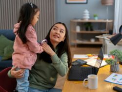 Single Parent: Kerja Gila, Anak Terlantar? Ini Solusinya!