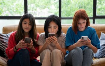 Komunikasi Digital: Kenapa Kita Justru Makin Kesepian?