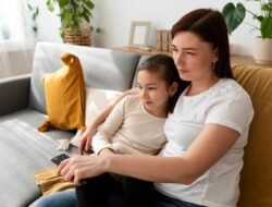 Cara Agar Anak Mau Meniru Kebiasaan Baik Ibunya