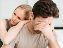 Suami Berubah? 9 Tanda Dia Memendam Masalah!