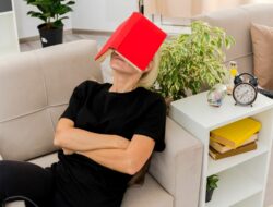 Pintar Tapi Malas? Ini 8 Bukti Kamu Sering Buang-Buang Waktu!