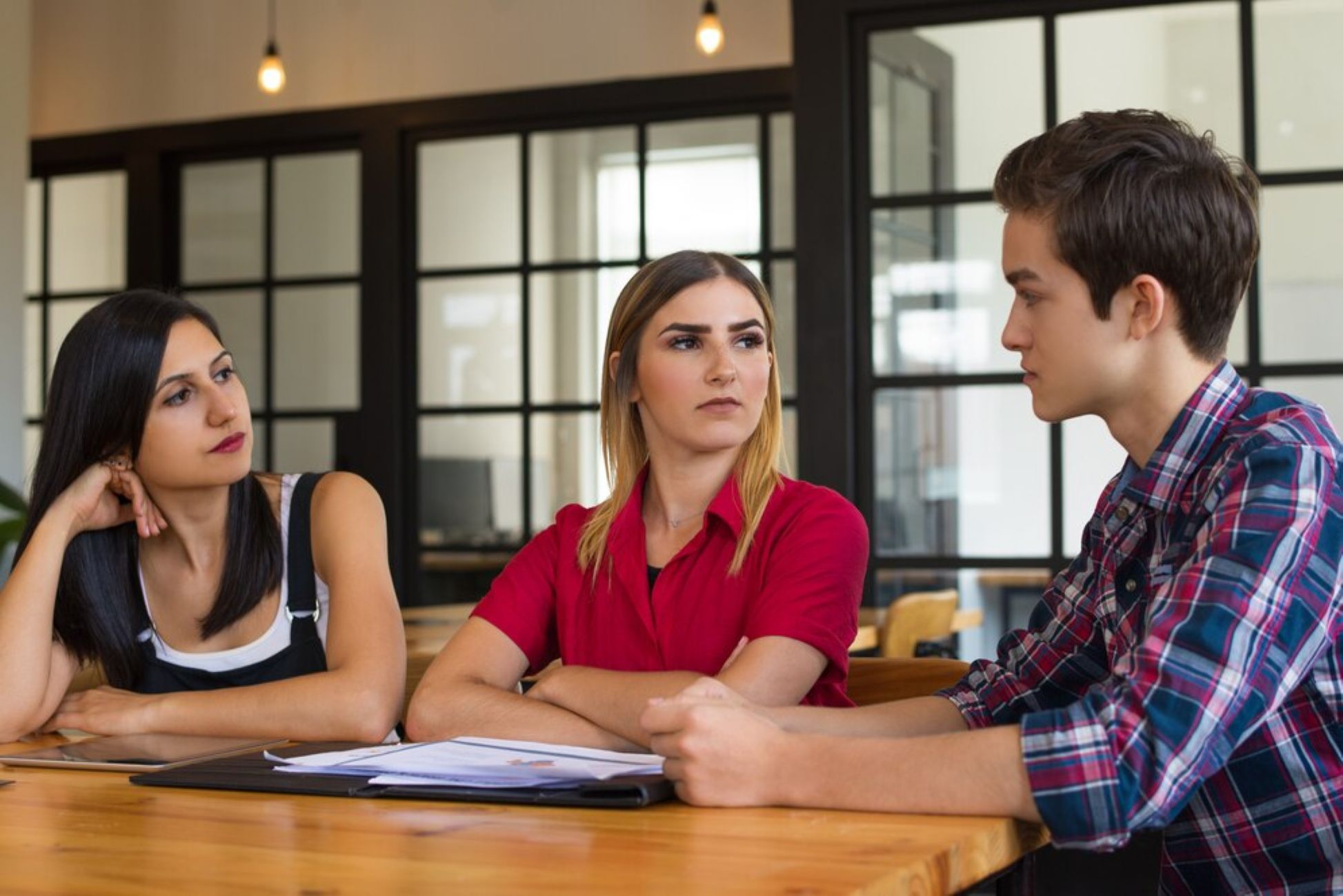 Jangan Baper! 5 Tanda Kamu Cuma Dianggap Teman