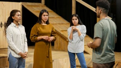 Percakapan Canggung? Lakukan Ini Agar Obrolan Jadi Seru!