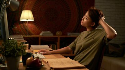 Overthinking Bikin Hidup Sengsara? Hindari 12 Kebiasaan Ini!