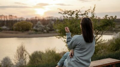 Wanita Hidup Sendiri di Usia Matang, Bebas atau Kesepian?