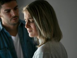 Hubunganmu Hambar? 15 Tanda Pasanganmu Sudah Mati Rasa!