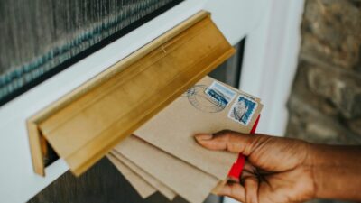 Dulu Wajib, Kini Absurd! 9 Kebiasaan Lawas Bikin Gen Z Heran