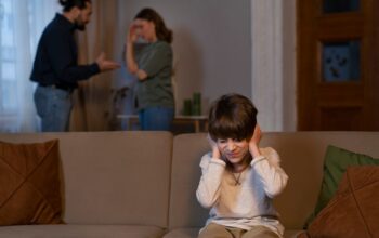 10 Topik Berbahaya yang Tak Boleh Didengar Anak