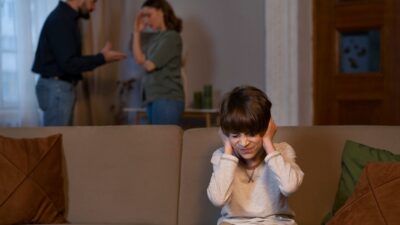 10 Topik Berbahaya yang Tak Boleh Didengar Anak