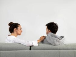 Pacaran Beda Usia Itu Berat! Ini Realitanya