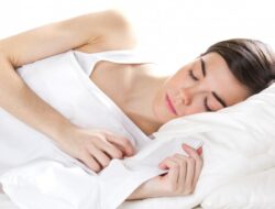 Tidur Nyenyak atau Malah Bikin Sakit? Coba 10 Posisi Tidur Ini!
