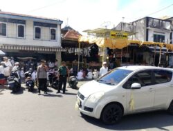 Suasana Khidmat Galungan, Babinsa Turut Jaga Keamanan Pura