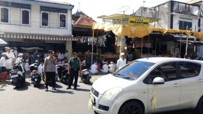 Suasana Khidmat Galungan, Babinsa Turut Jaga Keamanan Pura