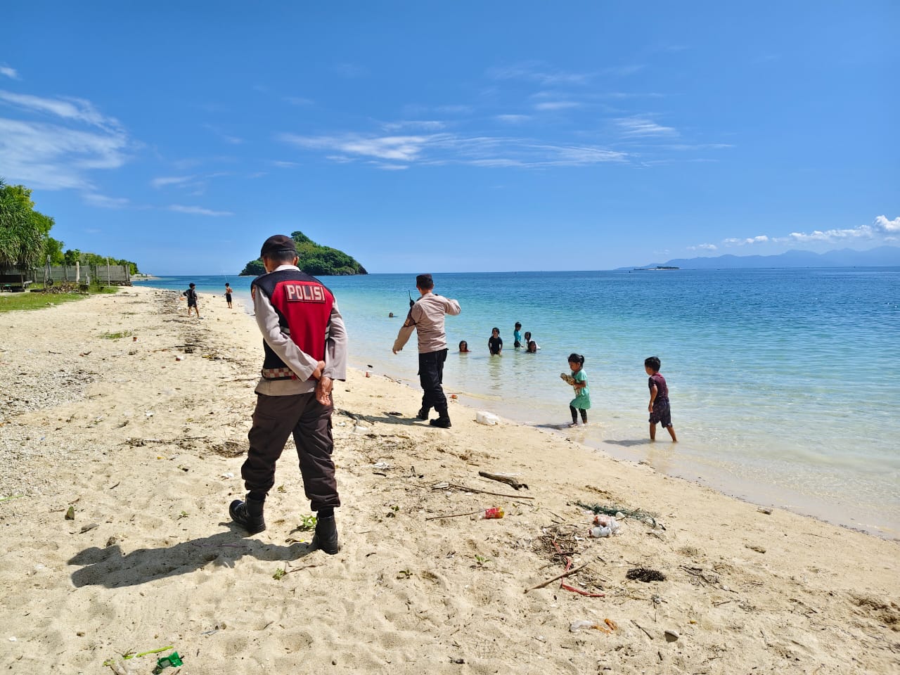 Aman Nyaman di Pantai Sekotong: Polisi Hadir dengan Himbauan Humanis