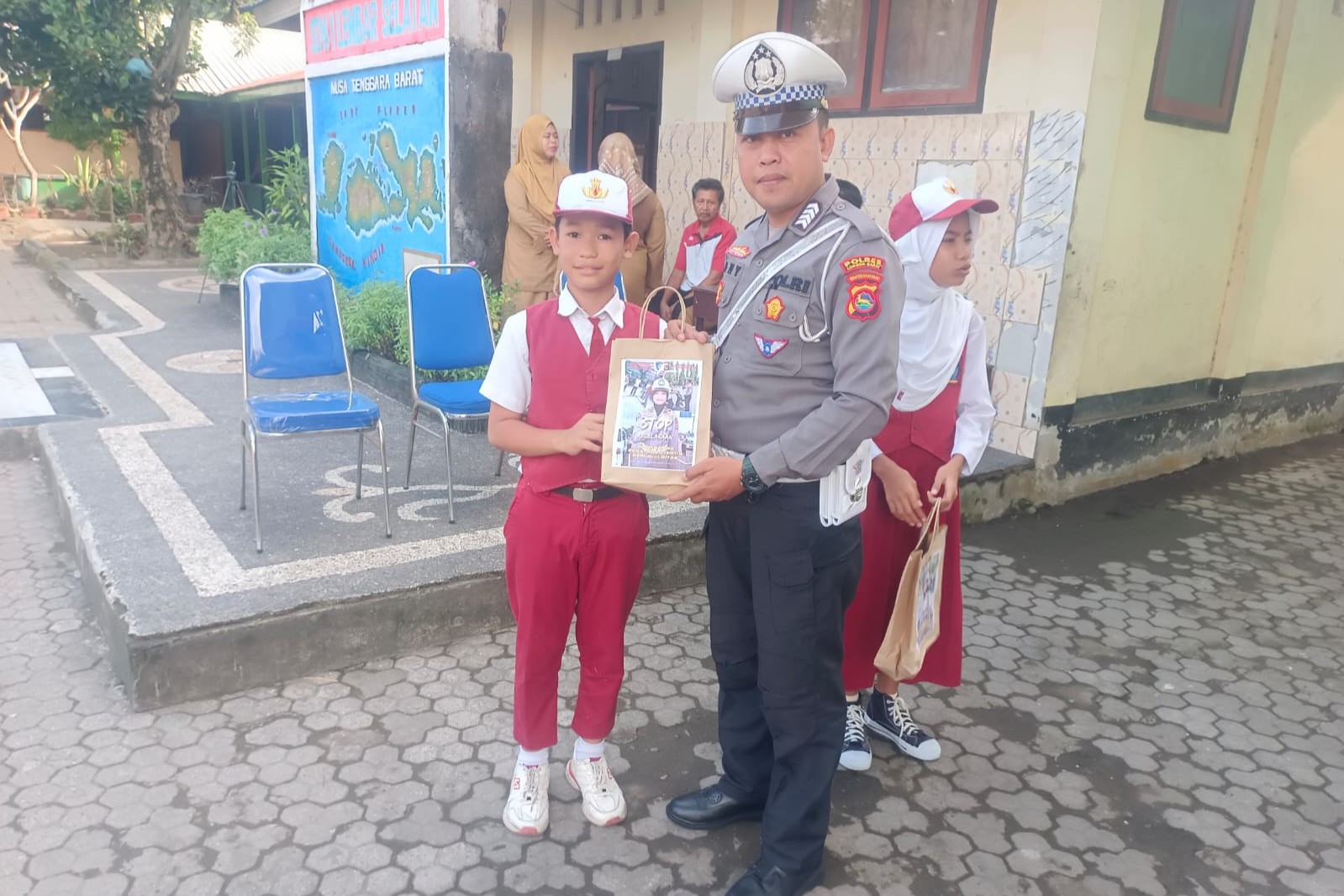 Police Goes to School Polres Lombok Barat Gencar Edukasi Keselamatan Berlalu Lintas Sejak Dini
