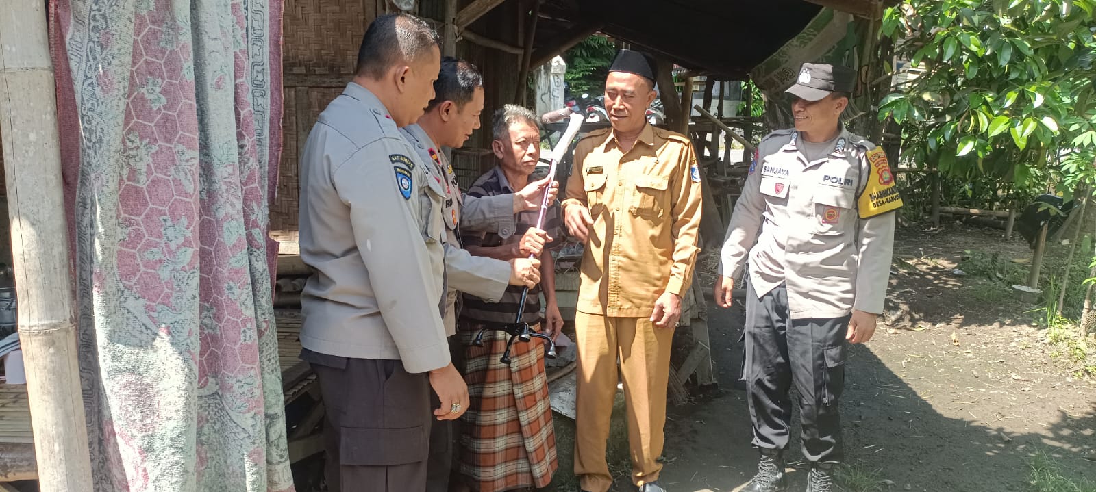 Polres Lombok Barat Salurkan Bantuan Tongkat