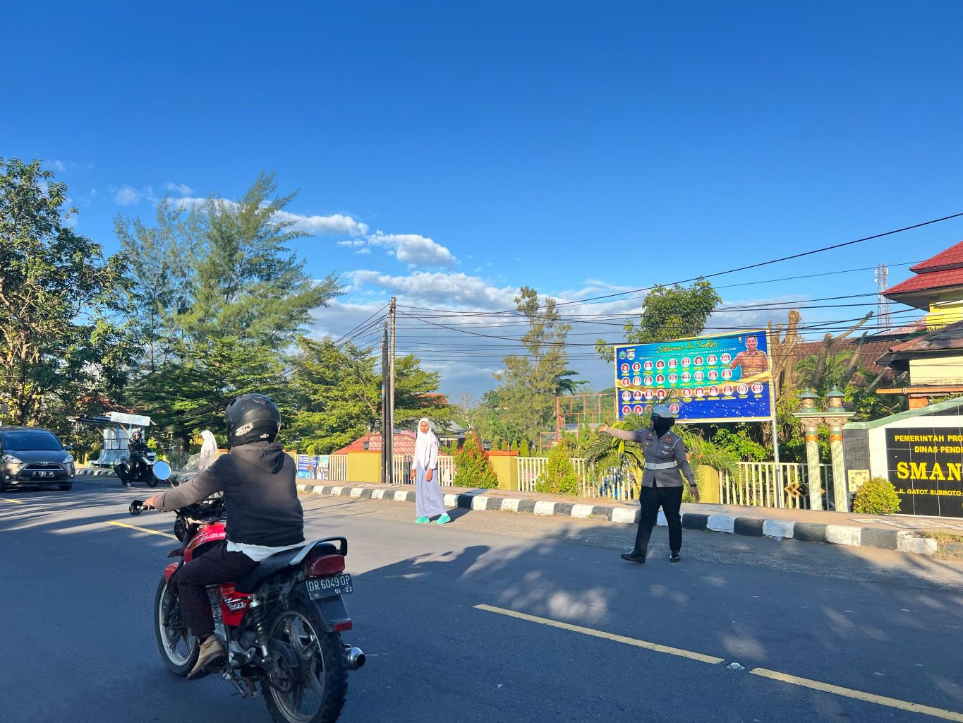 Satlantas Lombok Barat Kolaborasi dengan SMAN 1 Gerung dalam Patroli Keamanan