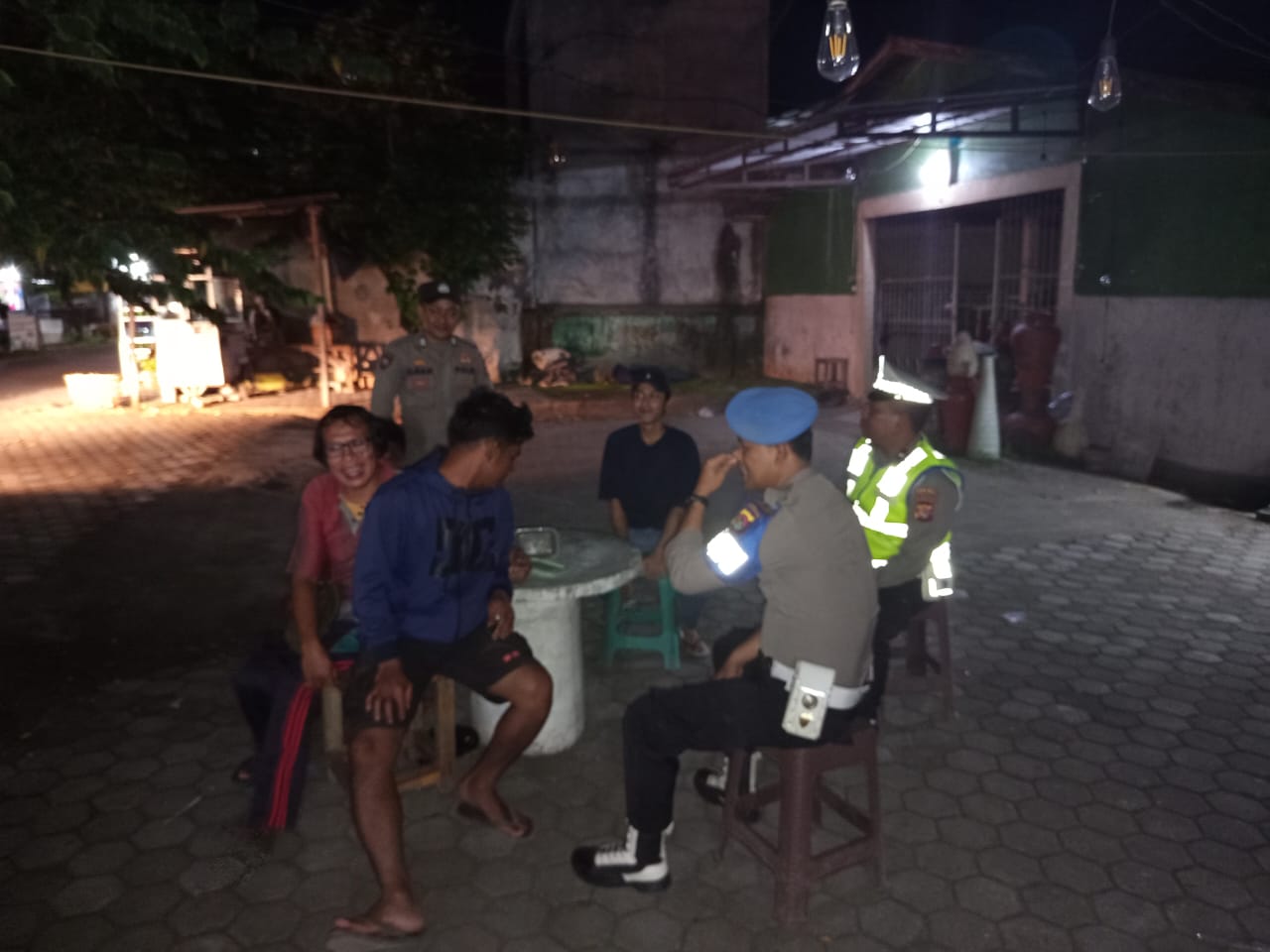 Wujudkan Lingkungan Aman, Polsek Kediri Intensifkan Patroli Malam di Desa Lelede