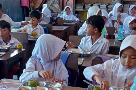 Sinergi Polri dan SPPG Sukseskan Program Makan Bergizi di Kuripan