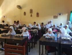 Polsek Labuapi Kawal Ketat Uji Coba Program Makan Bergizi Gratis di Lombok Barat