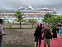 MV. ARTANIA Sandar di Pelabuhan Gilimas, Wisatawan Padati Lombok