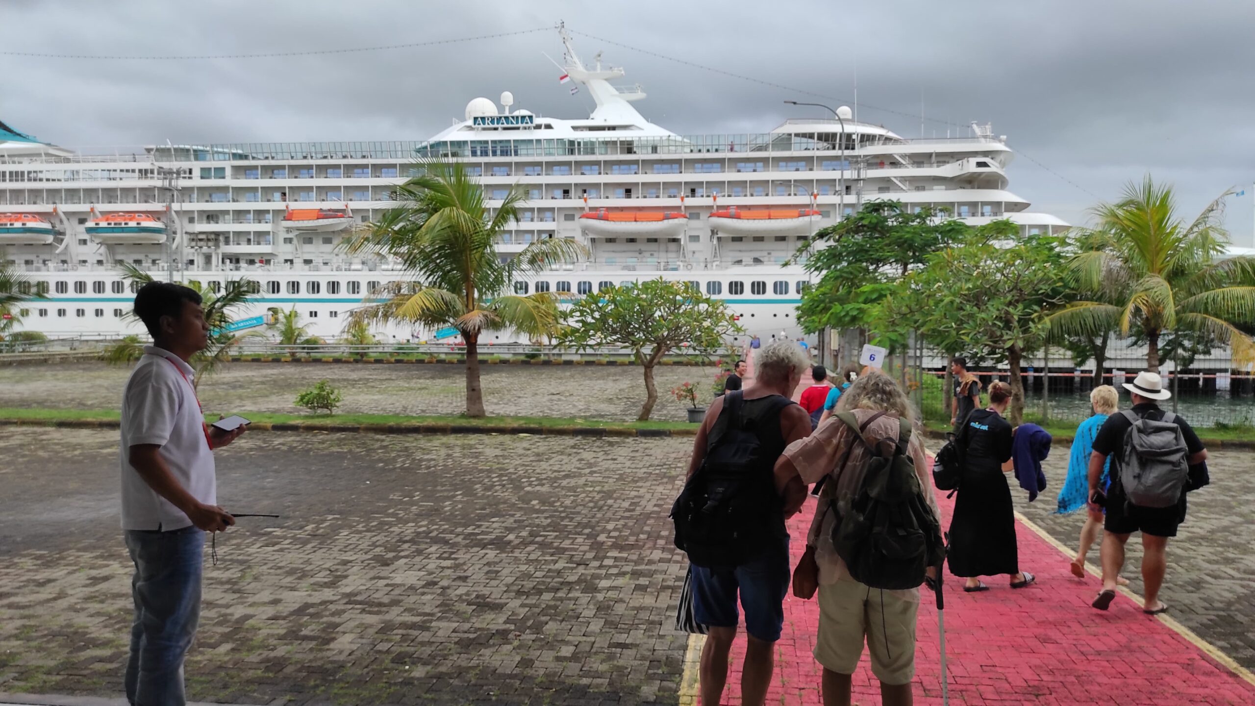 Ratusan Wisatawan Mancanegara Jelajahi Lombok, Kapal Pesiar MV Artania Sandar Mulus di Pelabu