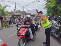 Polres Sumbawa Bagikan Ratusan Paket Takjil di Penghujung Ramadhan