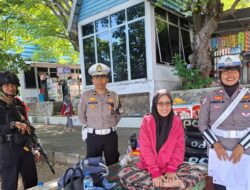 Satgas Kamseltibcar Lantas Berikan Himbauan Keselamatan di Pantai Lawata dalam Rangka Operasi Ketupat Rinjani 2025