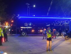 Personel Gabungan Pos Pelayanan dan Polsek Rasanae Barat Laksanakan Strong Point Malam, Berikan Rasa Aman Bagi Pengemudi Bus dan Masyarakat