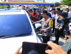 Kapolri Sapa dan Beri Bingkisan ke Pemudik di Tol Kalikangkung
