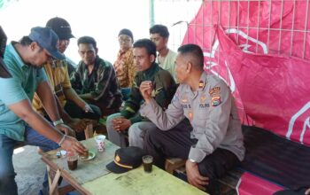 Sat Binmas Polres Bima Kota Gelar Jumat Curhat di Area Pelabuhan Bima, Serap Aspirasi Para Sopir