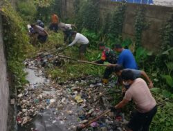 Babinsa dan Warga Sekarbela Bersatu Cegah Banjir