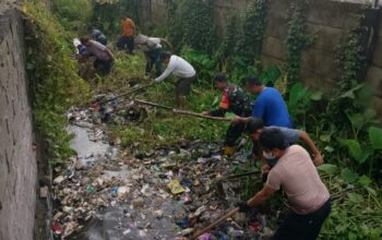 Babinsa dan Warga Sekarbela Bersatu Cegah Banjir