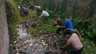 Babinsa dan Warga Sekarbela Bersatu Cegah Banjir