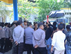 Polres Sumbawa Barat Berikan Pengamanan pada Aksi Unjuk Rasa Kelompok Masyarakat (FPT) di Kantor Dinas PUPR