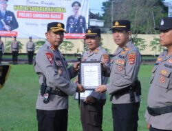 Pimpin Upacara Hari Kesadaran Nasional, Kapolres Sumbawa Barat Beri Penghargaan kepada Anggota Berprestasi