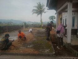 Sinergi TNI dan Warga Warnai Persiapan HUT Desa Tempos