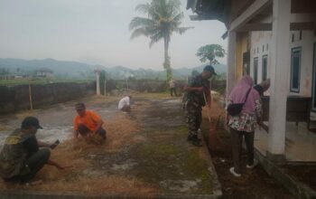 Sinergi TNI dan Warga Warnai Persiapan HUT Desa Tempos