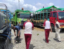 Polres Lombok Barat Salurkan Air Bersih untuk Ternak di Pelabuhan Gilimas